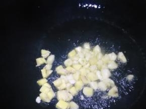 锅里倒入适量油加入葱姜爆香