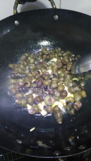 倒入螺丝爆炒，放盐，糖，料酒，高汤煮