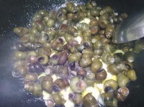 倒入螺丝爆炒，放盐，糖，料酒，高汤煮