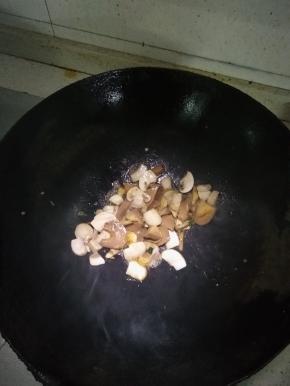 放入超市买的卤蛋