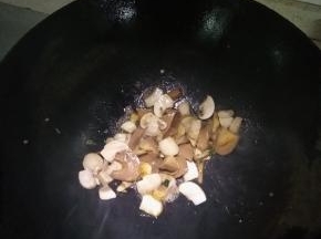 放入超市买的卤蛋