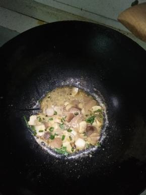 5分钟后加入葱，出锅盛盘如图