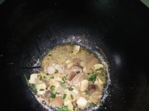 5分钟后加入葱，出锅盛盘如图