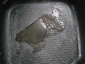 在平底锅中加入适量的油