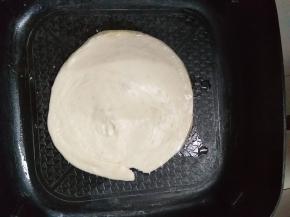 放入手抓饼的皮