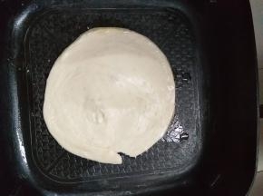 放入手抓饼的皮