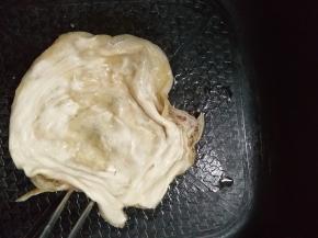 用筷子翻动，弄得有点褶皱