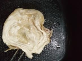 用筷子翻动，弄得有点褶皱