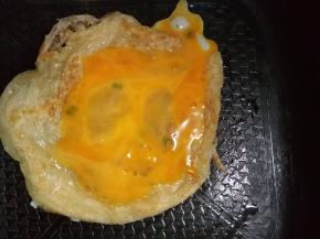 倒入鸡蛋，1分钟后翻面