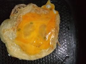 倒入鸡蛋，1分钟后翻面