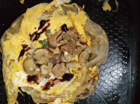 然后放入一开始炒好的蘑菇卤蛋