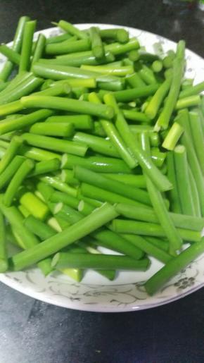 蒜苔切成段备用，