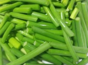 蒜苔切成段备用，