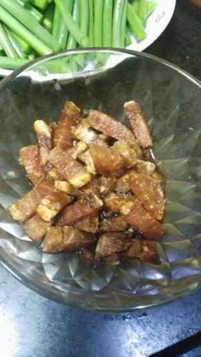 猪肉切成条放入酱油，料酒，糖备用