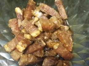 猪肉切成条放入酱油，料酒，糖备用