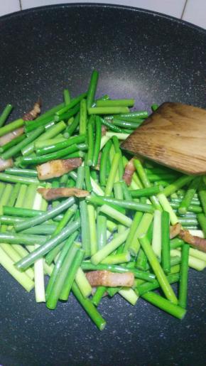 倒入蒜苔爆炒