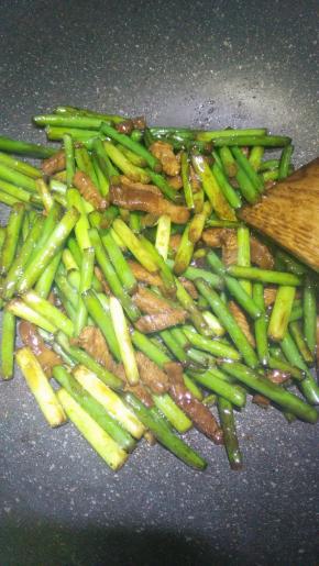 放入料酒，酱油，糖，耗油入味，再倒入调好味的瘦肉一起炒