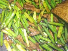 放入料酒，酱油，糖，耗油入味，再倒入调好味的瘦肉一起炒