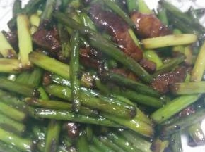 炒到干煸的时候盛出即可