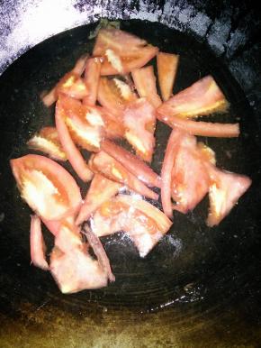 在锅里加水，放进切好的西红柿