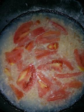 倒进鸡蛋烧开，放盐、味精、鸡蛋