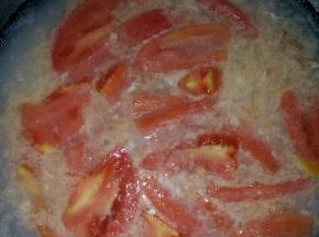 倒进鸡蛋烧开，放盐、味精、鸡蛋