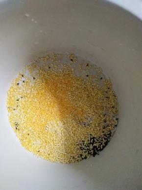 粟米、黑芝麻、大米、玉米碎，如图