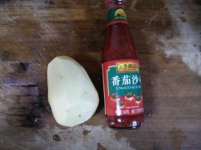 准备土豆2个，番茄酱一瓶。