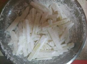 把土豆条沾上淀粉