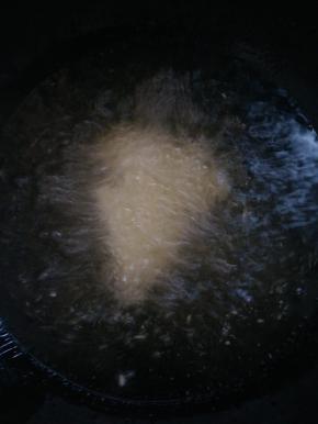 食用油下锅烧热