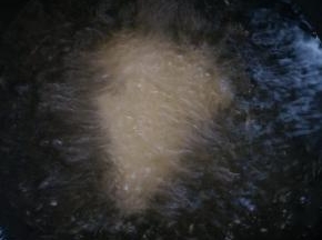 食用油下锅烧热