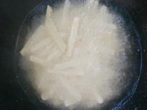 把土豆条放入油锅炸5分钟