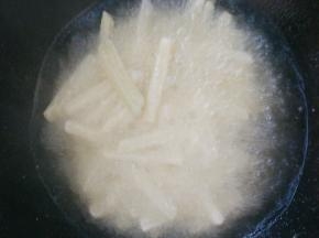 把土豆条放入油锅炸5分钟