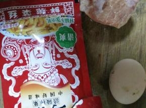 准备好食材，榨菜 、猪肉 、鸡蛋