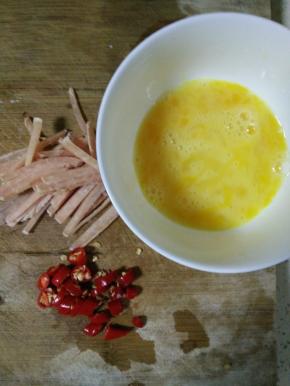 肉切丝，打好鸡蛋，喜欢吃辣椒可以放一点
