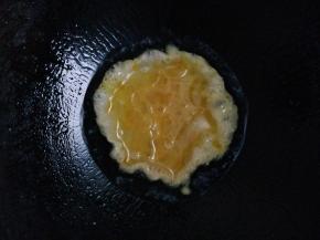 在锅内倒入适量的花生油，鸡蛋炒好备用