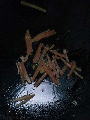 再倒入少许油，放入肉丝翻炒，再放鸡蛋 、榨菜、辣椒