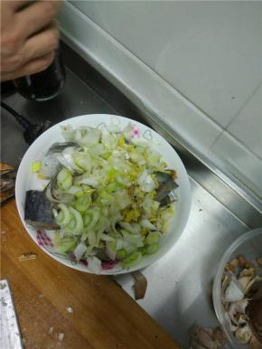 咸鲅鱼用热水洗干净，放入凉水里面浸泡十分钟左右，切段，放入盘子内，加入油、香油、适量的醋、味极鲜、酱油