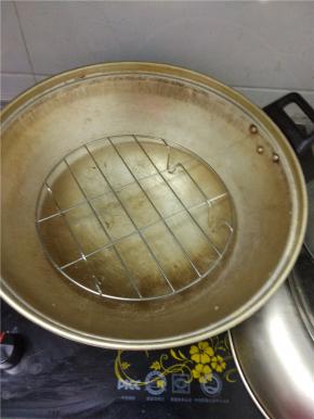 锅内放入适量的冷水，加入蒸笼