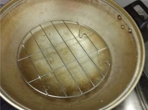 锅内放入适量的冷水，加入蒸笼