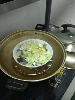 把装鲅鱼的盘子放在蒸笼上