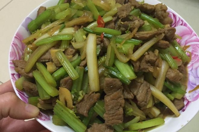 芹菜炒肉