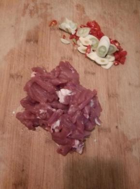 把肉切成丝， 辣椒、蒜葱切好备用