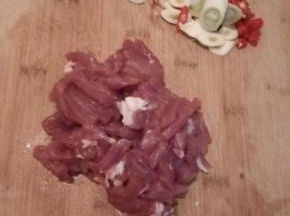 把肉切成丝， 辣椒、蒜葱切好备用