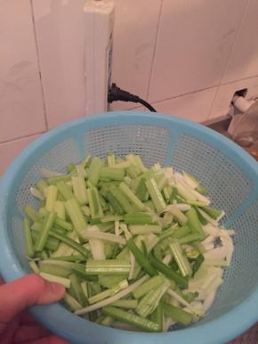 将芹菜洗干净，切断。