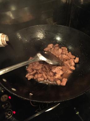 锅中放适量油，把肉放入锅中，适量加点酱油。
