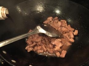 锅中放适量油，把肉放入锅中，适量加点酱油。