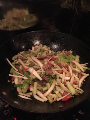 把肉翻炒3到4分钟，放入芹菜翻炒