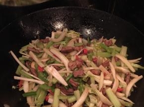 把肉翻炒3到4分钟，放入芹菜翻炒