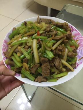 把芹菜炒至绿，适量加盐，翻匀后盛出即可。